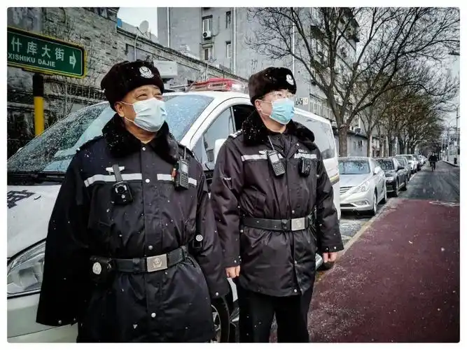 2021年第一场雪北京警察战斗力满格