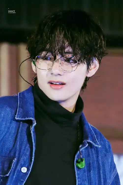 金泰亨#看看泰亨的照片洗洗眼睛这天的眼镜配湿发牛仔衣和高领真岛苘