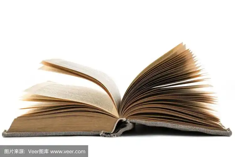 一本翻开的旧布封面的古书躺在一个白色的孤立的背景上.横向框架