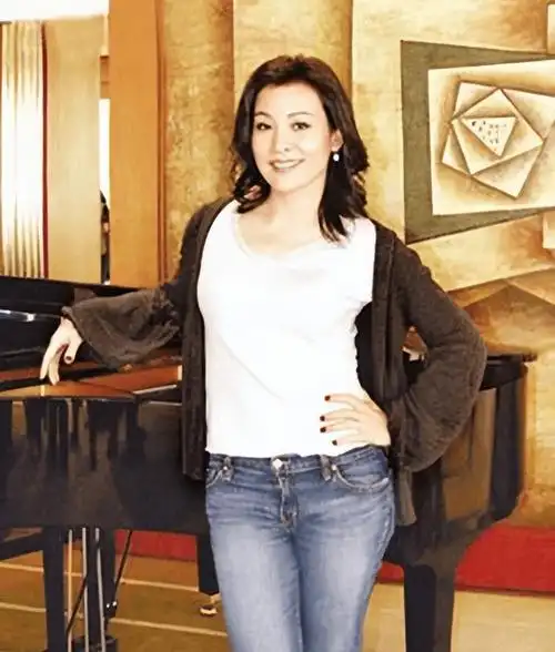 许彼得比陈冲大5岁,和她前夫柳青一样祖籍广东,当时他在美国旧金山的