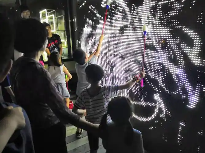 创意互动灯光装置-水光涂鸦