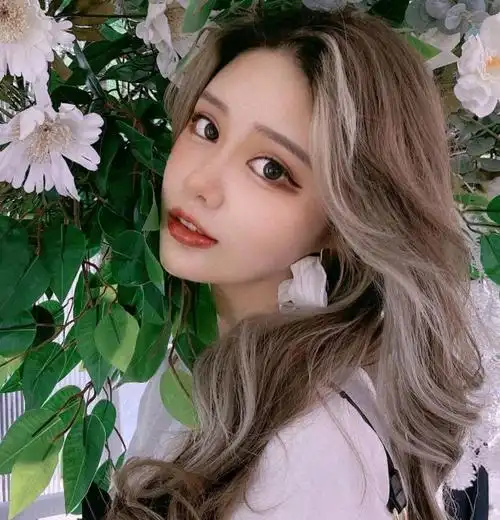 今年流行怎么染头发 网红刘海染人气最高_染发发型 - 美发站