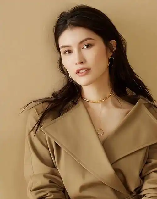 18年前,她靠着给李咏砸金蛋为生,如今摇身一变成了国际超模_何穗_父母