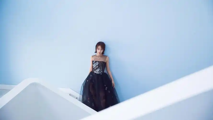 蓝盈莹透视黑纱长裙性感写真高清壁纸