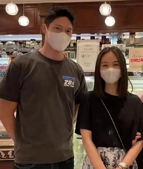 王子文吴永恩十指紧扣逛街