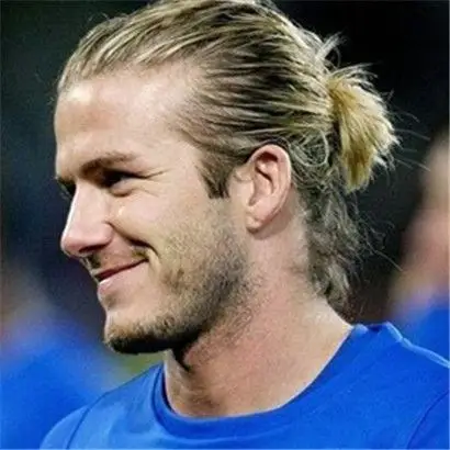 们的偶像男身,贝克汉姆的很多发型都备受追捧,这款无刘海的小辫子发型