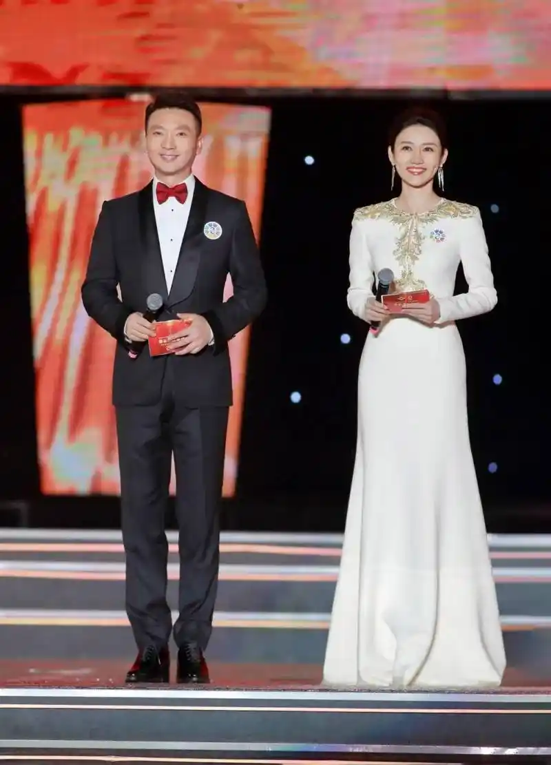 和央视的女主持人龙洋,李思思,董卿等站在一起,就没有明显的身高差,有