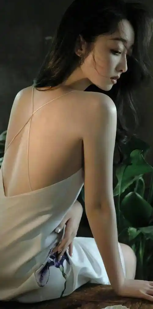 蒋梦婕男装写真中蒋梦婕迷人的眼神和温婉的个性_竹林_表情_光泽