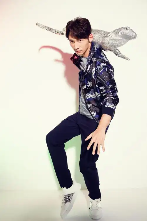 温升豪全新vogue杂志大片曝光 造型多变展现熟男魅力