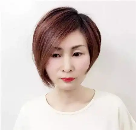 肉肉脸搭配大偏分设计,显瘦且更突显尖下巴.