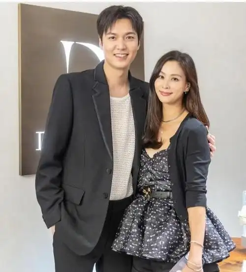 韩国著名明星夫妻张东健高小英(高素荣)罕见同框出席活动.