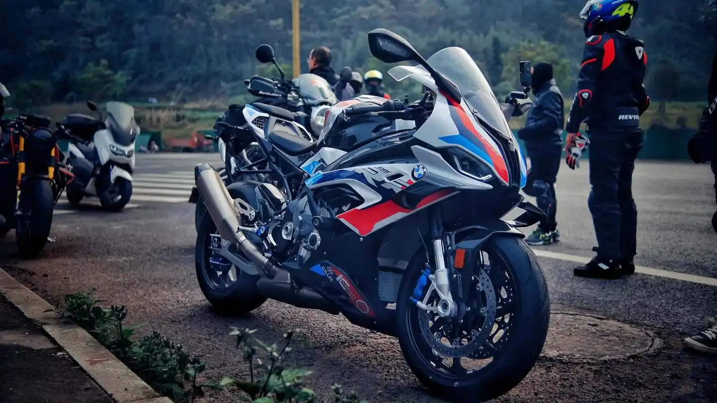 抖音图文来了 #s1000rr  这该死的压迫感,60万的 - 抖音