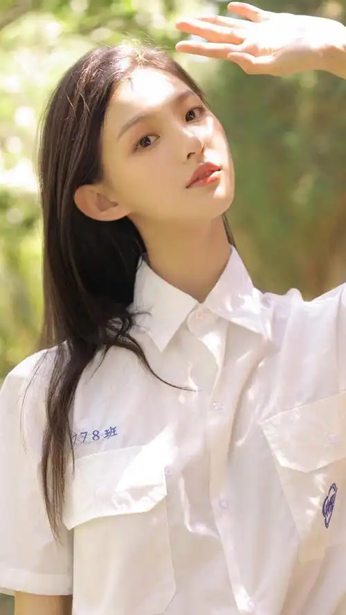 元气单纯萌妹子校服户外迷人写真