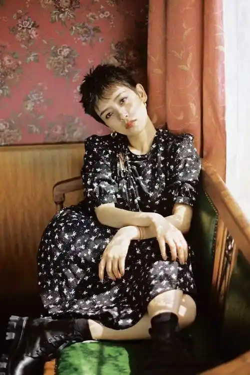 李晓峰复古胶片写真 彰显慵懒复古气质