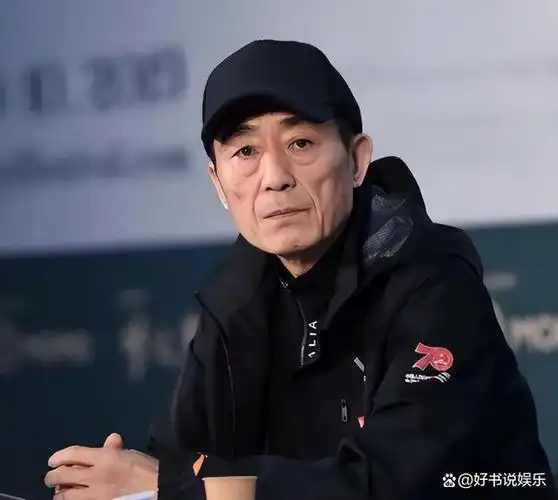 中国电影界的重量级导演张艺谋,以其摄影出身和卓越才华,逐步崭露头角