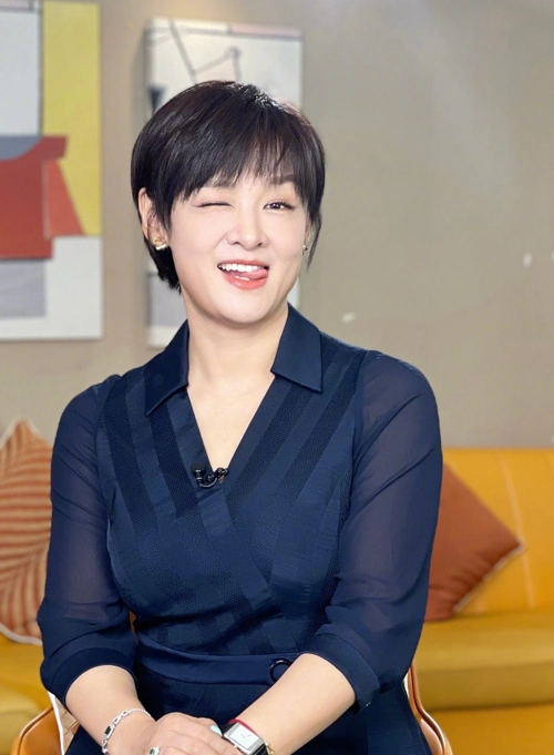 李小萌的主播气质真难得当了妈妈更温柔了衬衫穿出别样味道