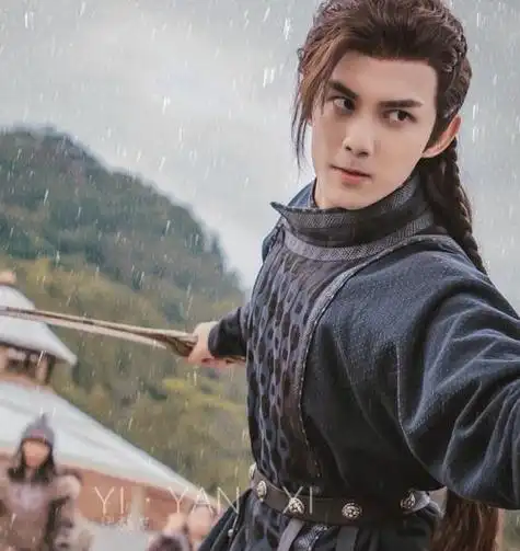 他开始和姐姐们拍姐弟恋,前几年的长歌行,吴磊和迪丽热巴拍的古装