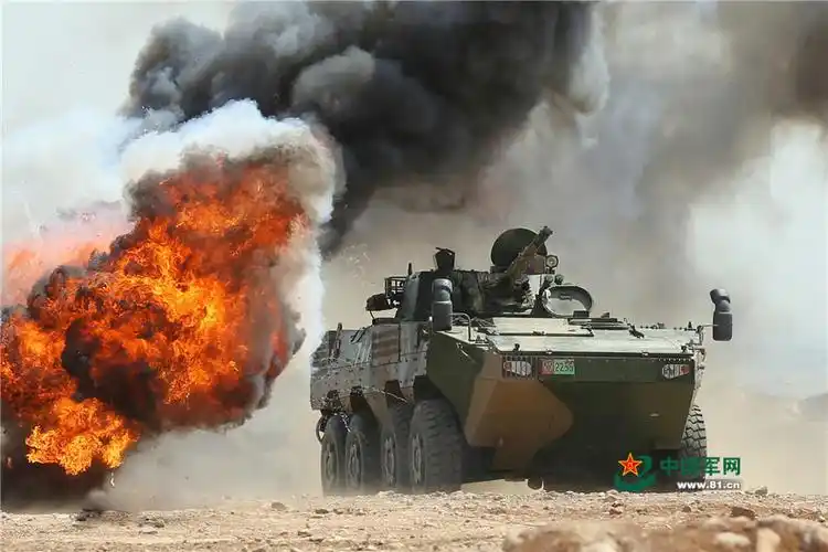 5月24日,陆军第54集团军某师机步团官兵驾驶某型轮式步战车进行战术