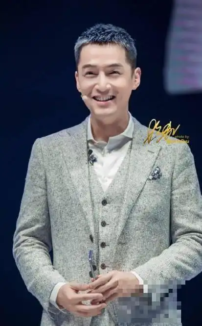 近日,有网友晒出胡歌一组板寸"奶奶灰"色的帅照