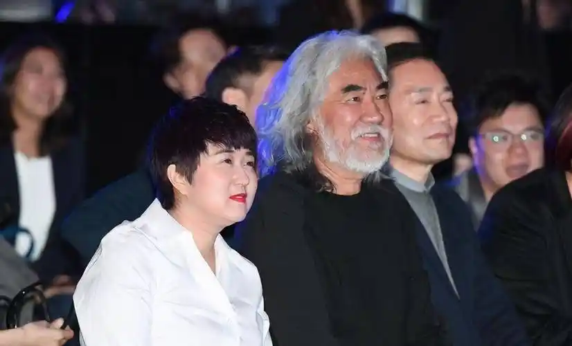 张纪中的女儿张语芯现担任爱奇艺副总裁,是他和首任妻子王玎所生.