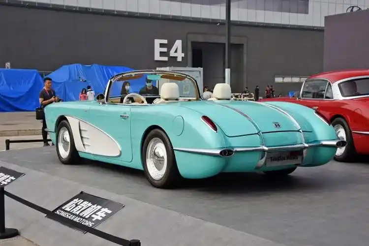 该车采用硬顶敞篷设计,只有2座布局,复古的造型和鲜艳的车身形成强烈