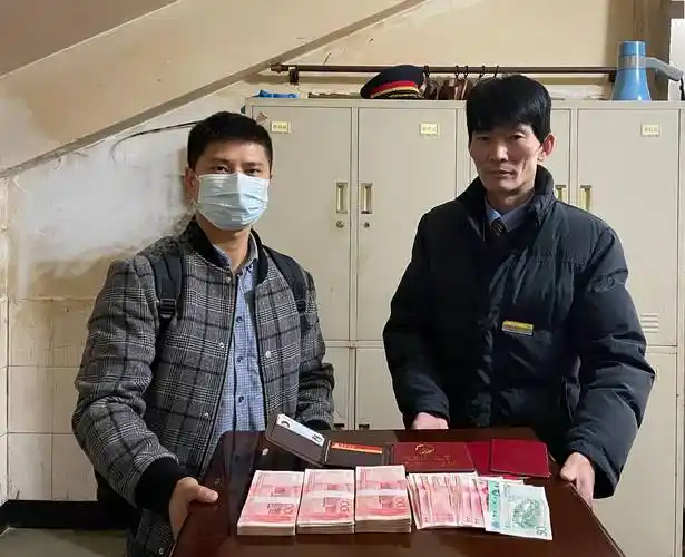 春运首日乘客遗落3万余元现金,永州火车站工作人员主动归还_李江山