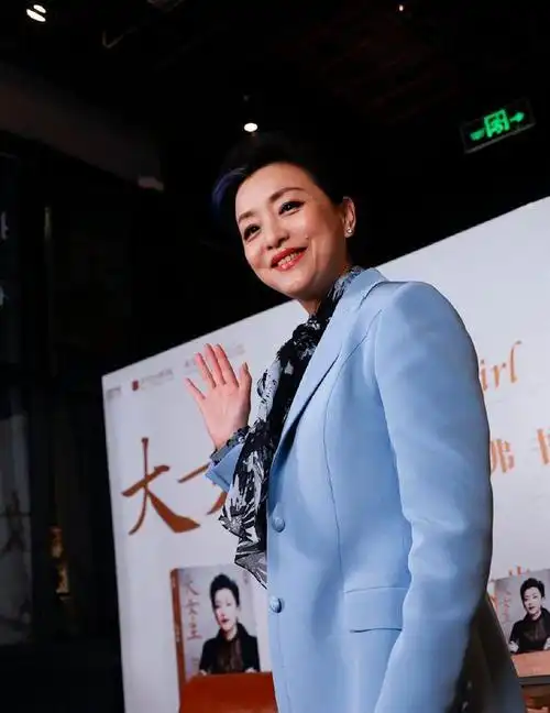 53岁杨澜新书签售生图曝光眼袋耷拉眼下一片乌青嘴角痦子抢镜