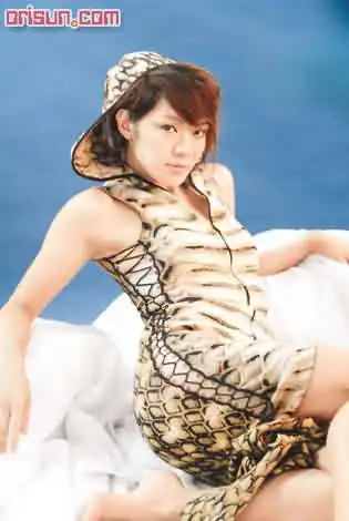 官恩娜穿200条蛇精制皮裙 变高贵野性蛇女(图)