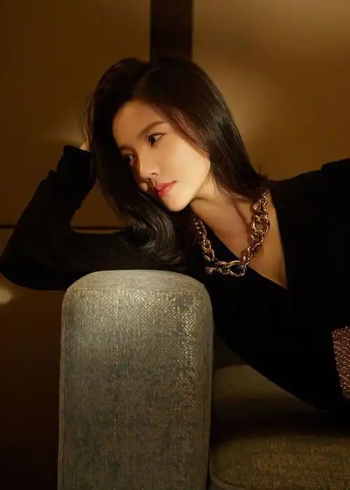 杨子姗侧躺沙发姿势撩人绝美写真性感帅气全hold住