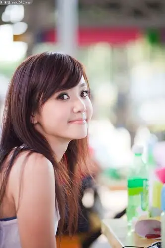 回眸一笑的美女图片清纯美少女摄影