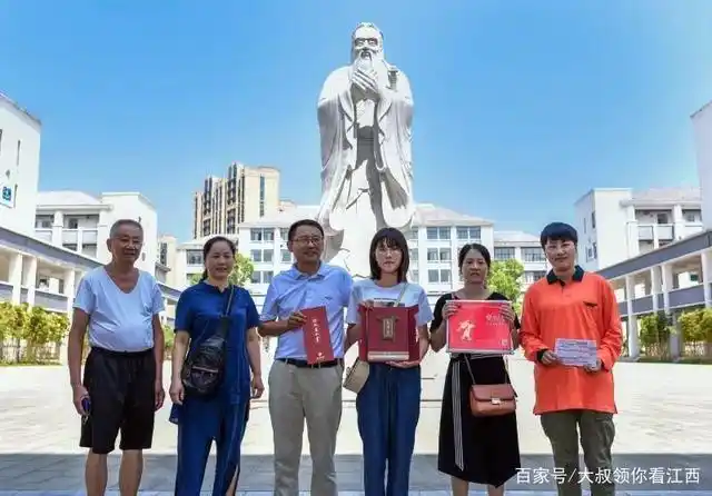 如何被清华,北大录取?崇仁县两位学子送学业锦囊!