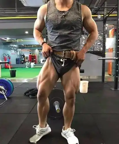 健身房蹲腿的哥们比比皆是而男生总是怕腿不够粗女生总是怕腿粗自行面
