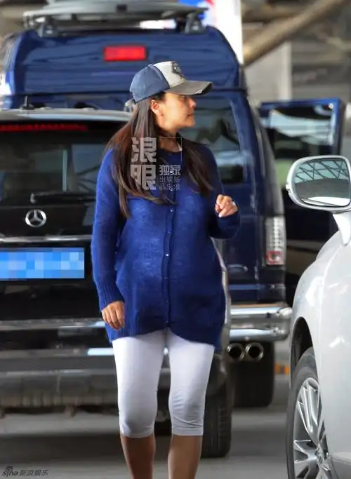 马雅舒挺大肚开车送父母去机场