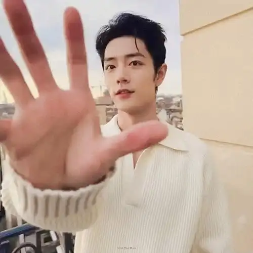 肖战工作室是懂安慰的##肖战#  白色毛衣好温柔,居家老公!