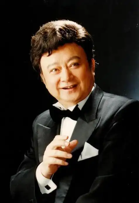歌唱家胡松华是我国著名的男高音歌唱家,他具有非常出色的音乐天赋与