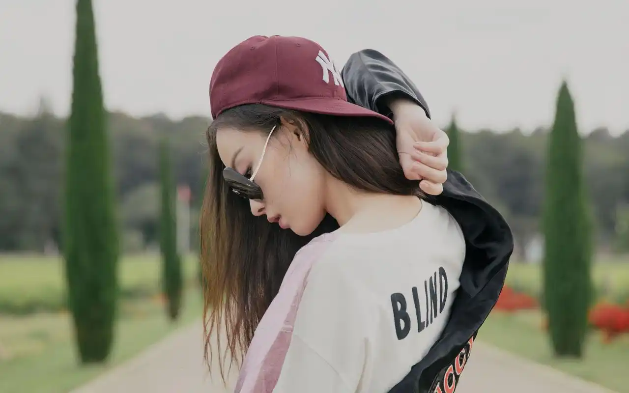 倪妮时尚随性街拍高清电脑壁纸