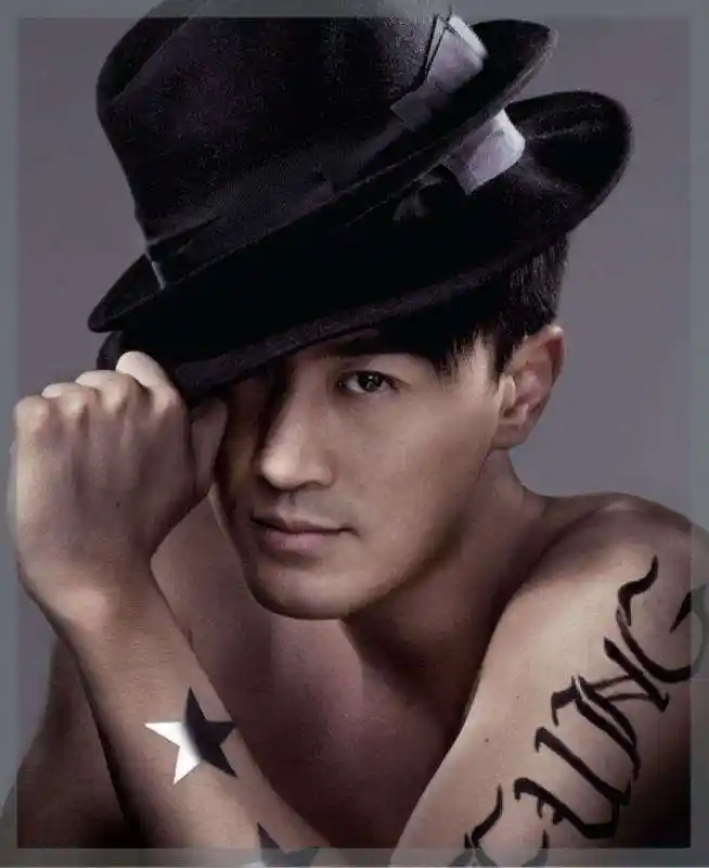 11月29日,林峰晒出了自己的近照,一爆照就是非常吸引眼球的操作,因为