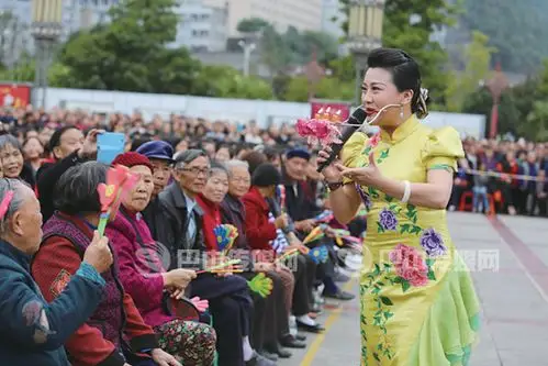 艺术家表演绝技含灯大鼓《一声祝福》