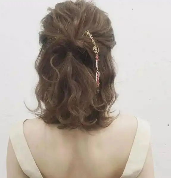 别再剪辛芷蕾同款了,超减龄的齐肩烫扎发,让你瞬间美回18岁!