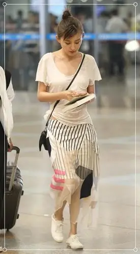 热依扎到底多嫌热换了款吊带走机场这回却被翻起的短裤抢了镜