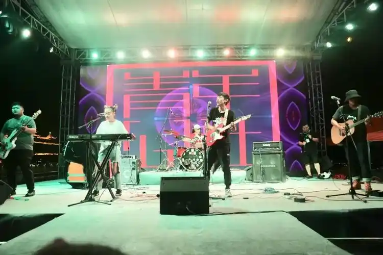 现场超燃的北方乐队各大啤酒主题馆精彩互动演出踩着音乐的节奏紧跟