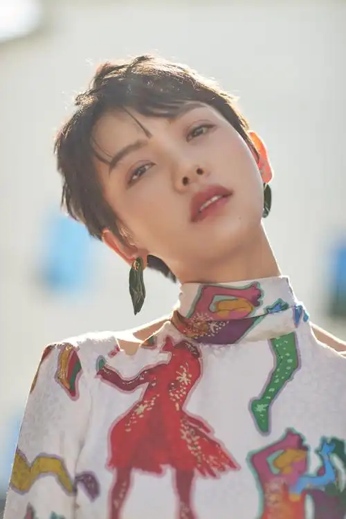 李晓峰秋日写真邂逅慵懒 祖母绿耳环尽显优雅气质