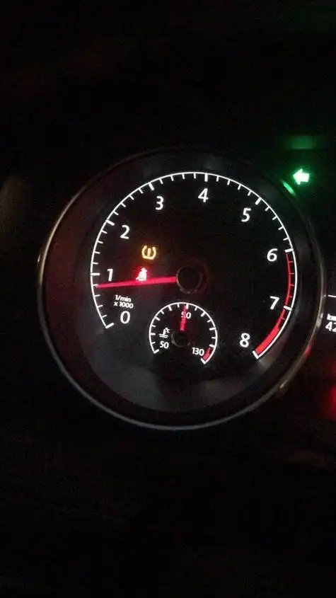 高尔夫7自舒版,右转是突然提示胎压报警,检查轮胎没事什么情况