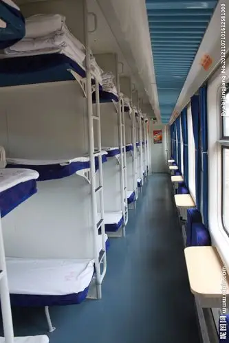 火车的卧铺是顺着车厢的吗?