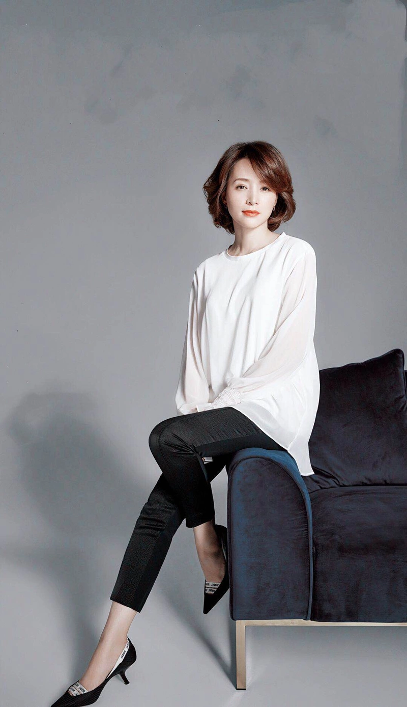 原创董卿真胆大尝试了黄色的连衣裙来凹造型意外高级时髦大气