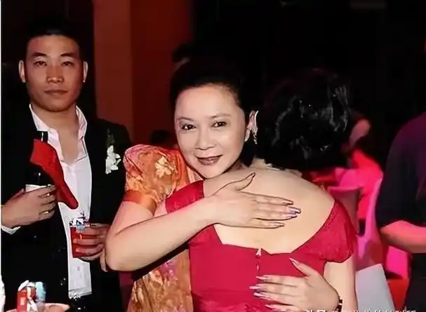 原来他就是蔡明儿子!隐瞒37年不公开,是蔡明的骄傲更是最大心病