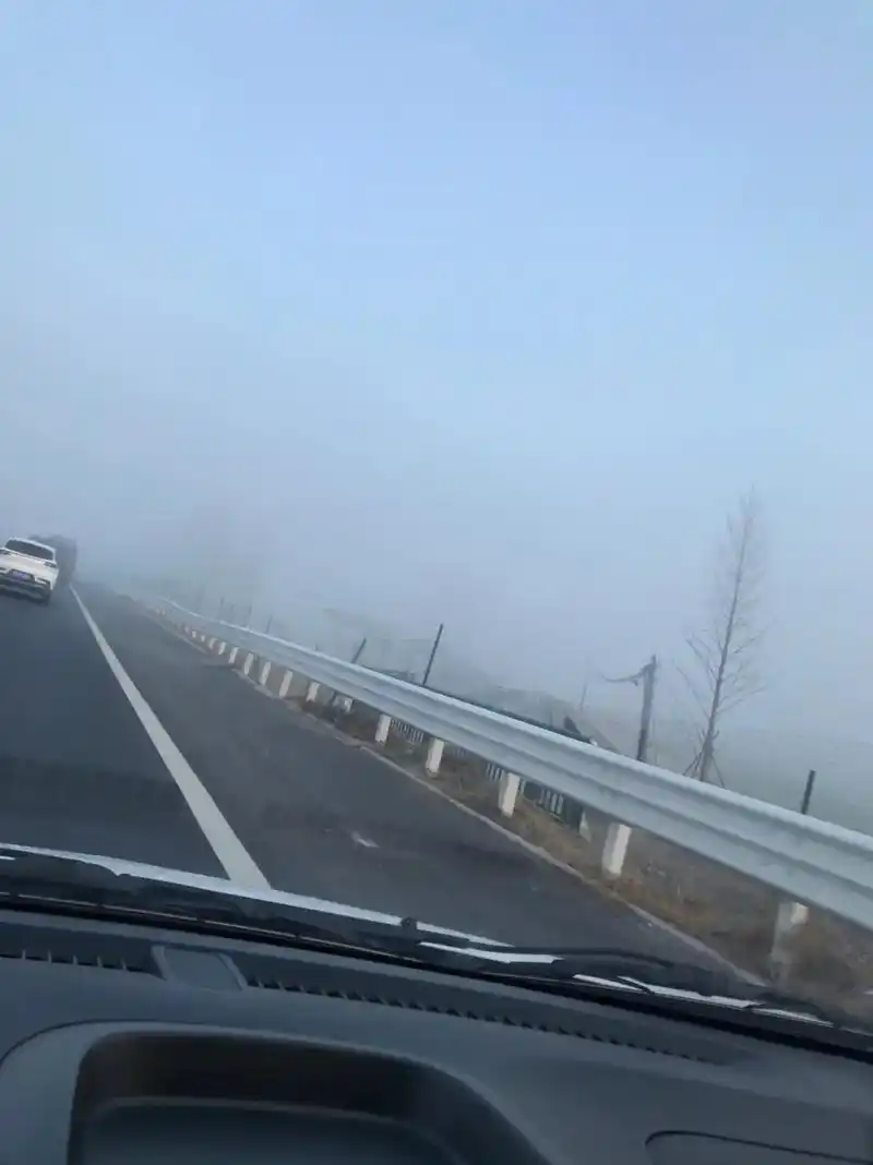有一种来车是大雾里开车,盲开!#抖音图文来了 #云雾缭绕人间 - 抖音