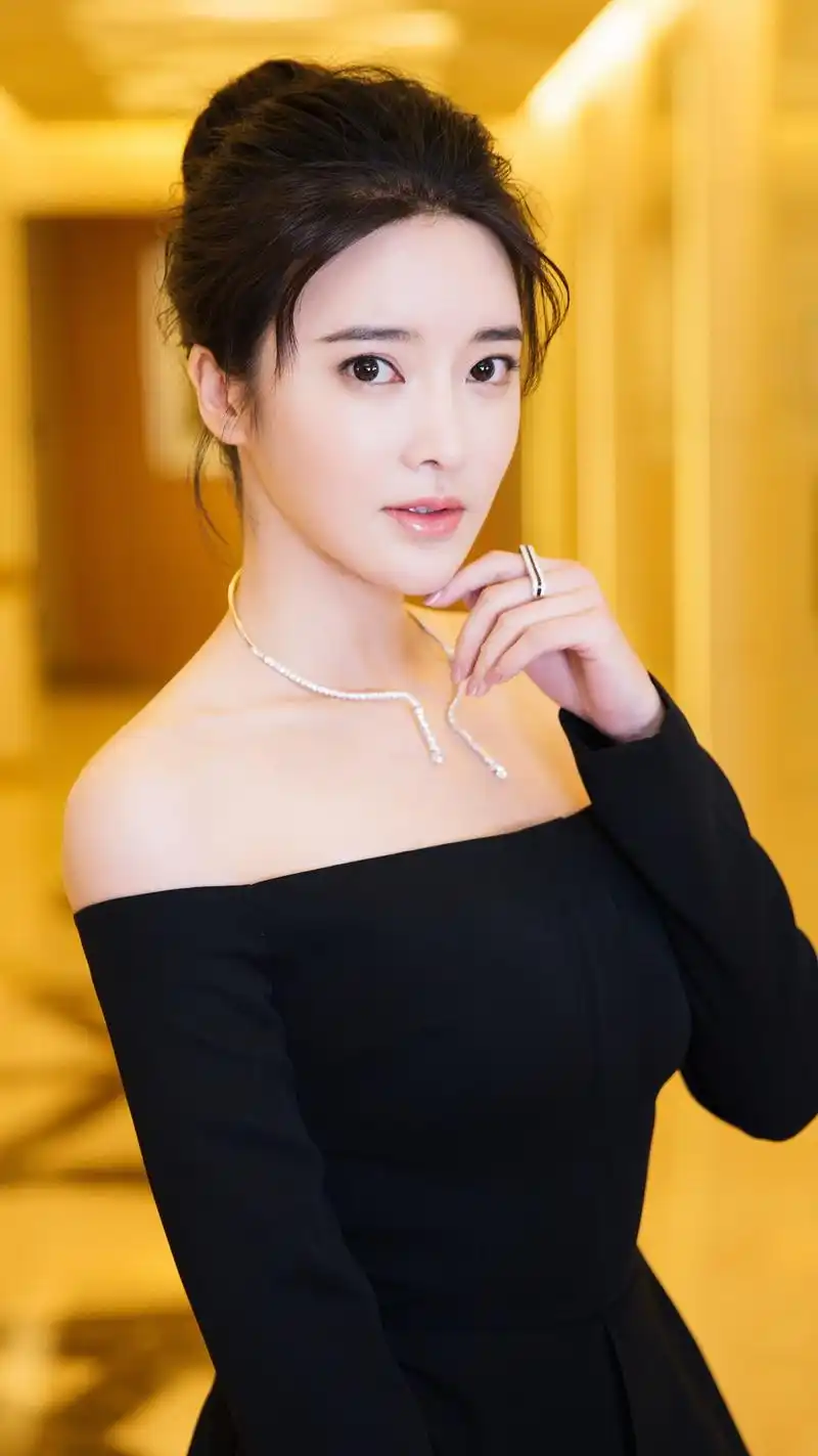 张璇精美壁纸:大秀性感香肩,容貌美,气场十足