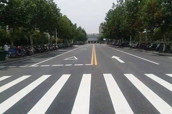 热熔划线常用于高级公路标线,常温标线与冷涂标线在城市道路,干道使用