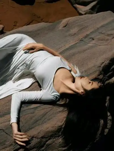 被海螺姑娘李沁海边写真美到了!这次这么穿是真的太仙女了